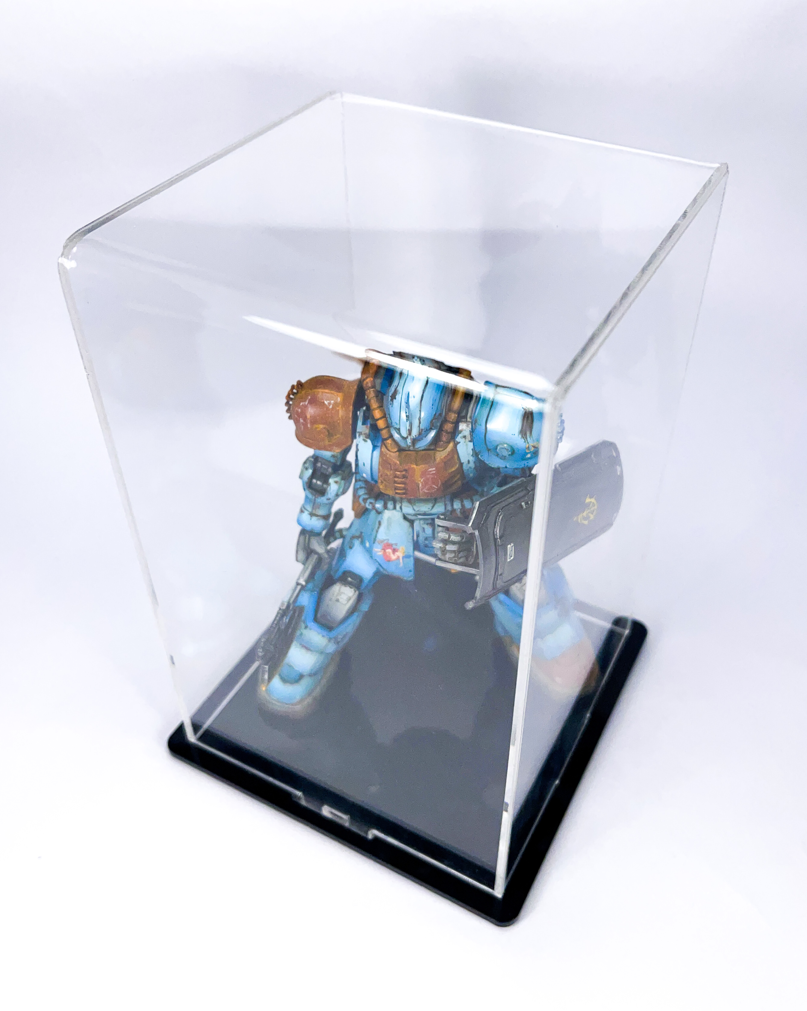 LCB008BL Бокс акриловый для фигур в масштабе 1/16, 100х100х160, основание черный глянец