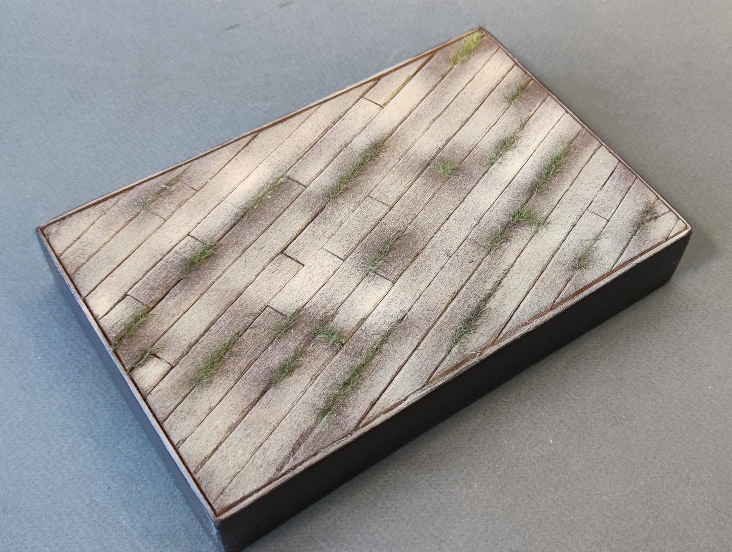 НЕ-35164 Подставка на деревянном настиле