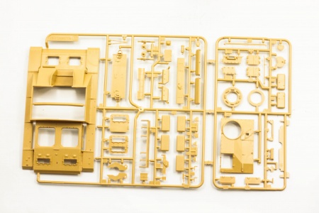 35197 Cамоходное орудие Sturmgeschuetz III Ausf.G (ранняя версия) c 2 фигурами танкистов Tamiya