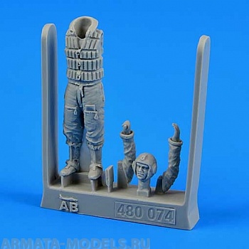 480074AERO  German Luftwaffe Pilot WWII with Life Jacket 1/48